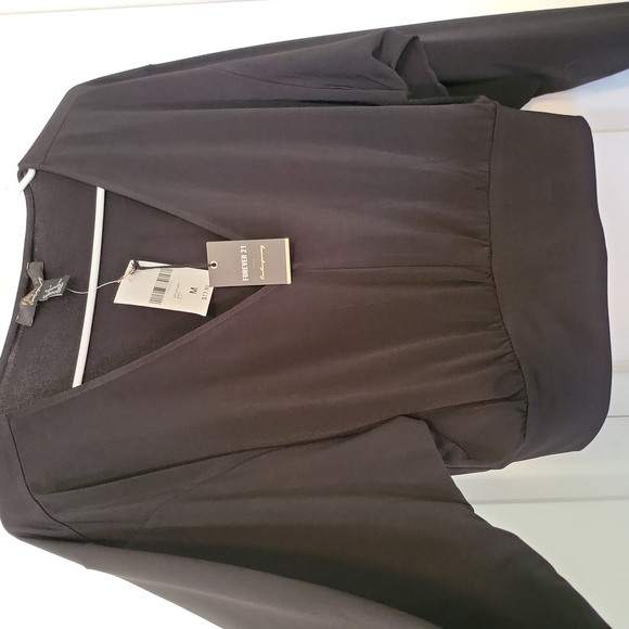 Beautiful low cut crop top - Picture 3 of 3